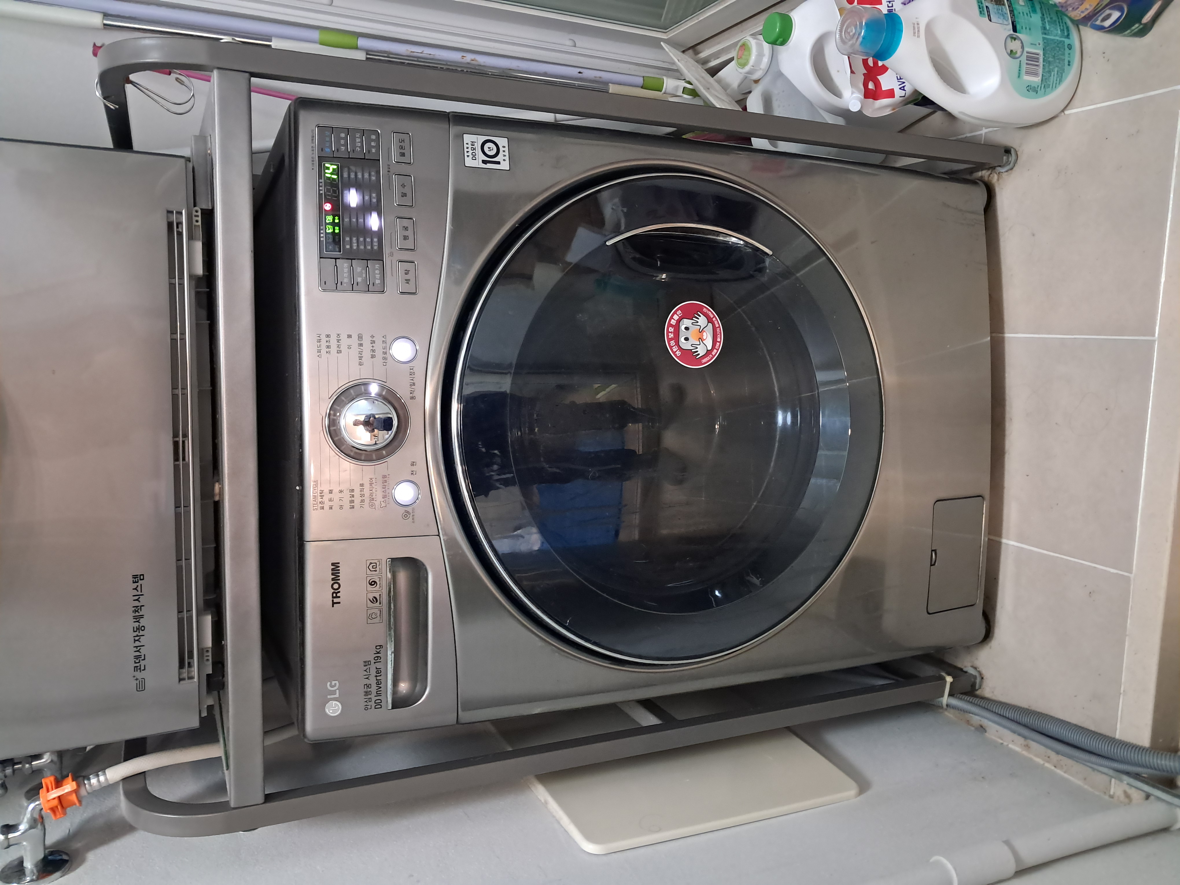 세탁기 청소 전 오염된 상태